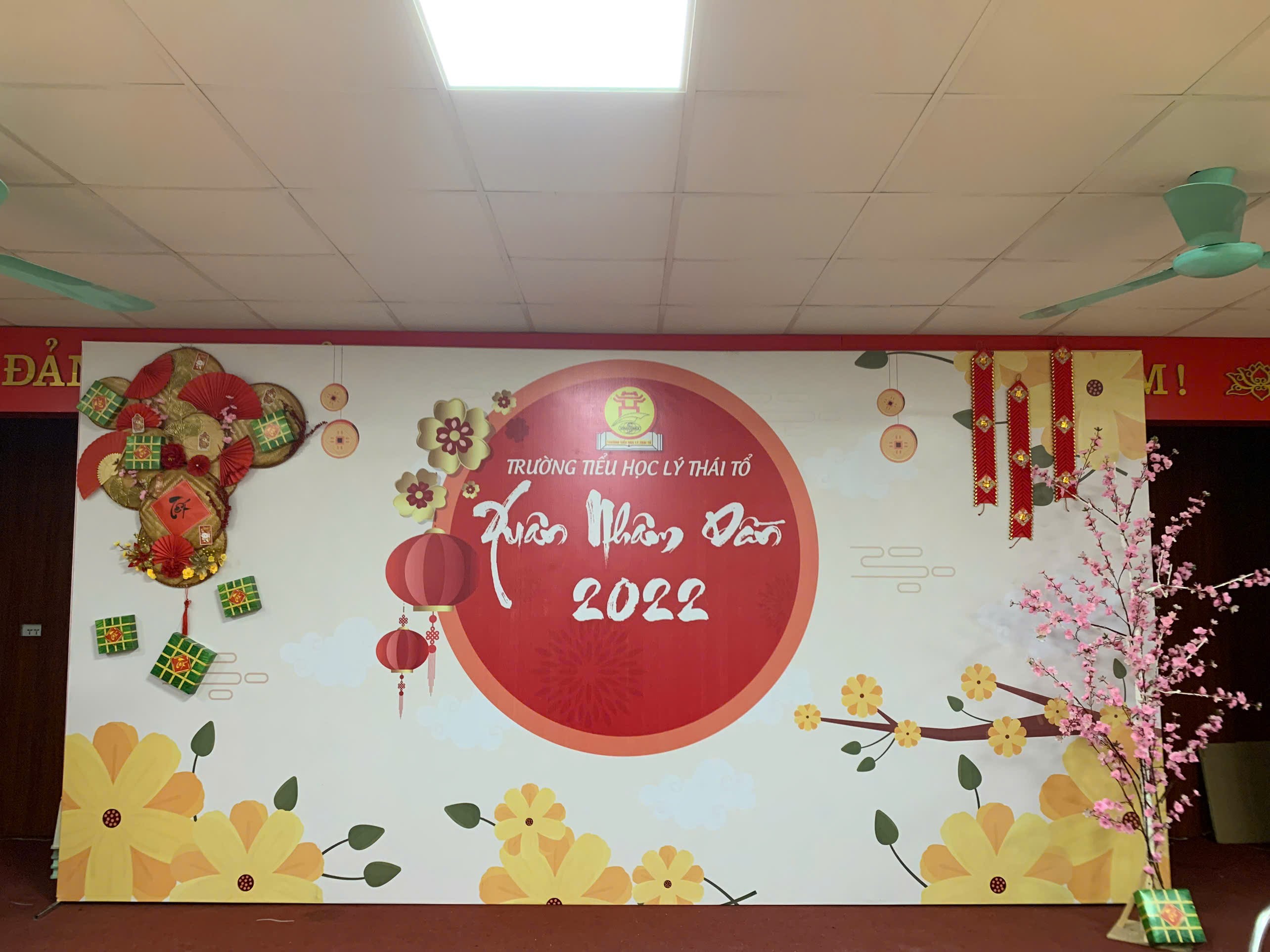 Trang Trí Tết Công Ty Ở Hoàn Kiếm 2027 – Decor Văn Phòng, Sảnh Công Ty